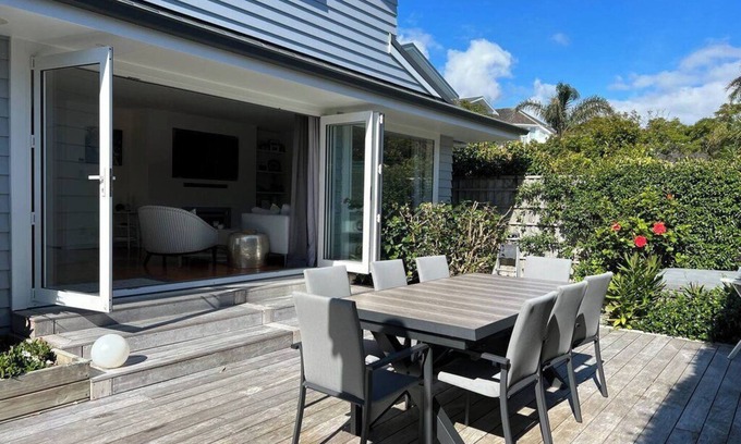Takapuna House | Gorgeous private Garden with Jacuzzi