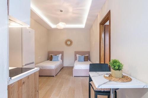 Himare Apartment | Goro's Villa 8 - Pool, Kitchen & Parking