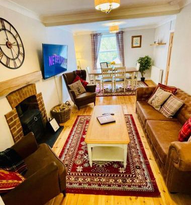 Llanarth House | Gorwel, Spacious 3 Bedroom Cottage near the Beach
