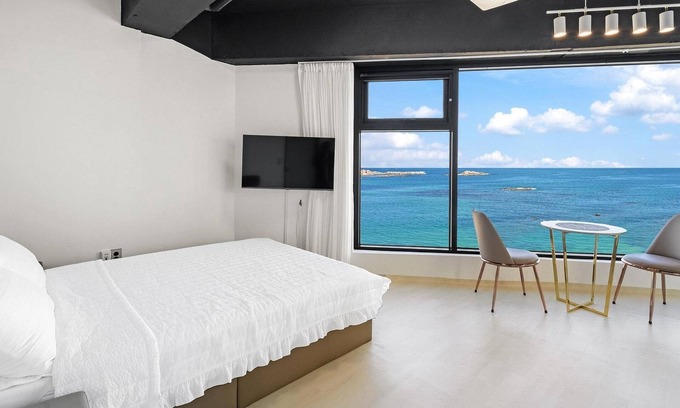 Sokcho House | Goseong Leumeleu63 Pension