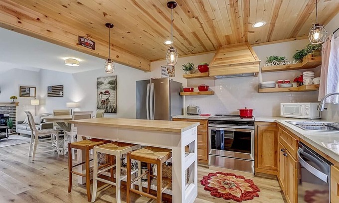 Lake Delton Condo | Grace-Jo Vacation Home at Tamarack