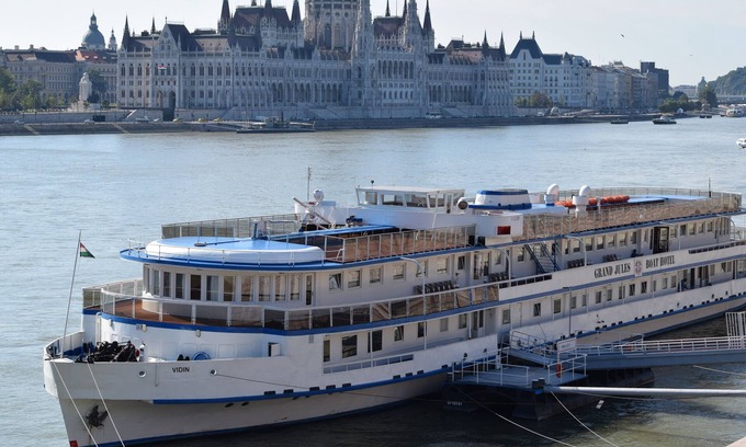 Felheviz Boat Rental | Grand Jules Boat Hotel Budapest
