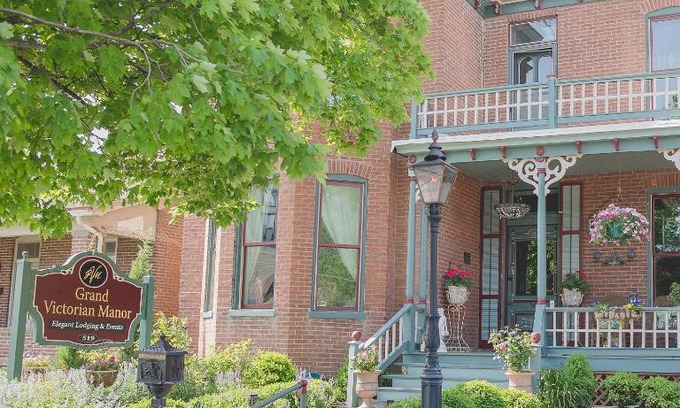 Boonville Bed & Breakfast | Grand Victorian Manor & Cottage