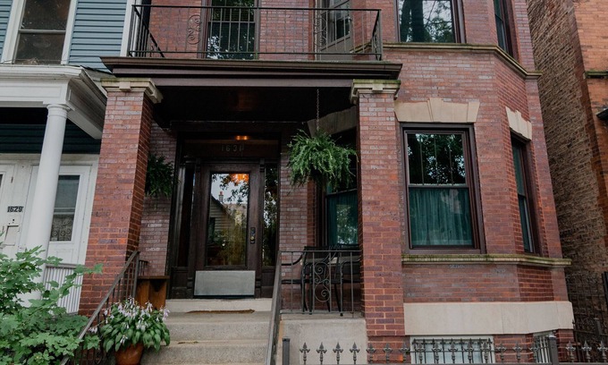 Ravenswood Apartment | Great Location-Beautiful Friendly Andersonville Neighborhood