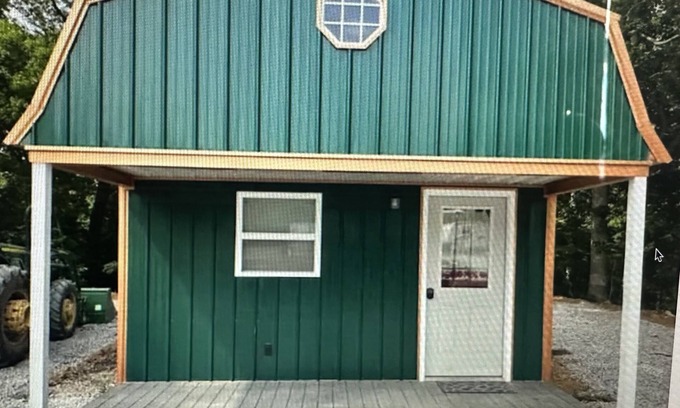 Warrensburg Cabin | Green cabin close to University of Central Missouri and Whiteman AF Base