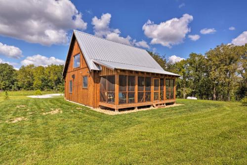 Greenfield House | Greenfield Cabin with Screened-In Porch and Fire Pit!