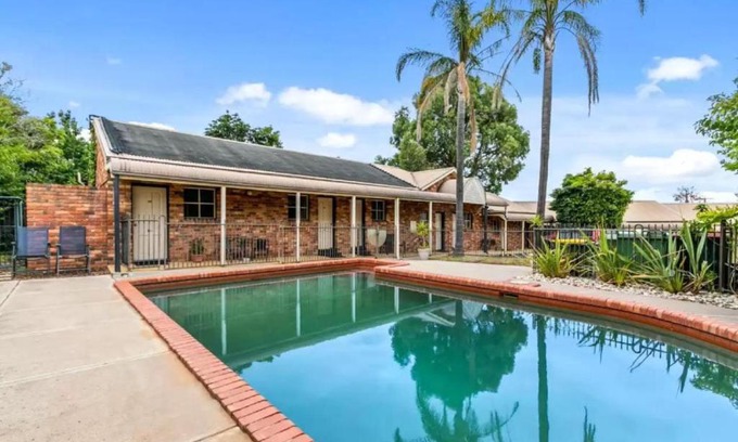 Macleod Hotel | Greensborough Motel