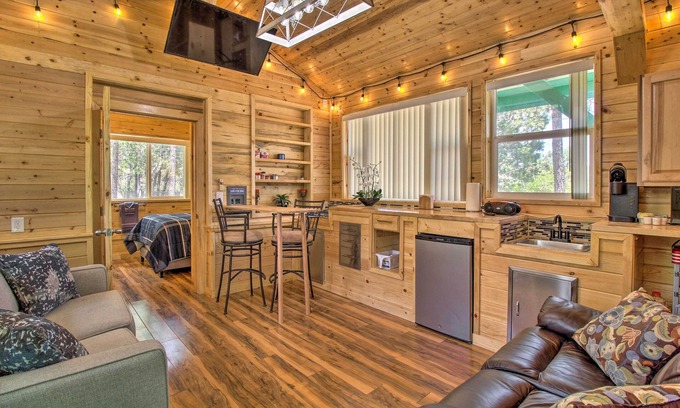 Show Low Cottage | Grill, Fire Pit: Pet-Friendly Lakeside Cottage!