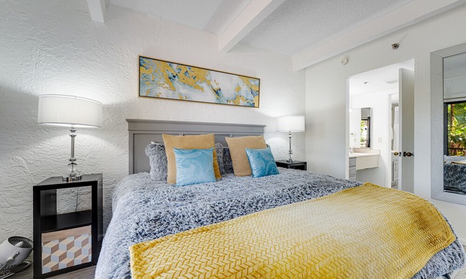 Inner Circle Condo | Ground-Floor Modern Condo W/Free WiFi, Shared Pool, Private Patio & More!