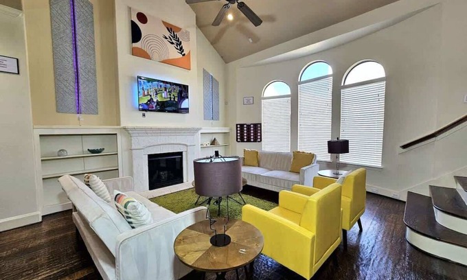 Woodlake - Briar Meadow House | Group-Friendly Galleria Spot | 3BR | Sleeps 8
