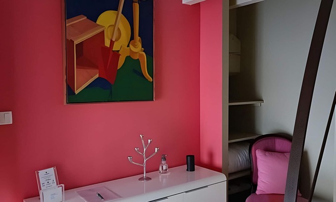 Beaumont-sur-Grosne Bed & Breakfast | Guest Room 'Fuchia' with Shared Pool, Shared Terrace and Wi-Fi