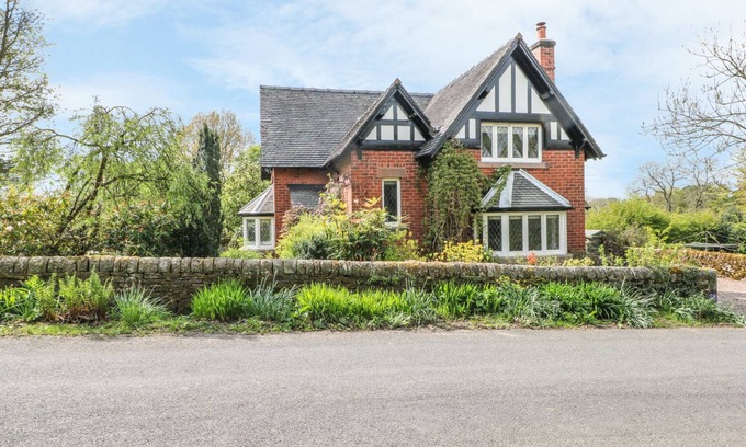Longnor Cottage | GUN END COTTAGE, pet friendly, with open fire in Swythamley