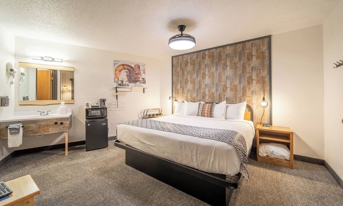 Pinnacles Entrance Badlands Hotel | Hansen Inn & Cabins, Room, Single King, Ground Floor, Dog Friendly, No Smoking