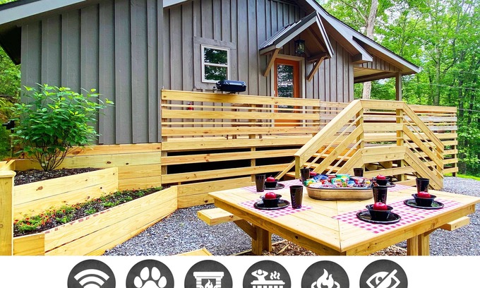 Gatlinburg - Pigeon Forge Cottage | Happy Camper: Pet Friendly, Free Attraction Tickets, Hot Tub & Secluded