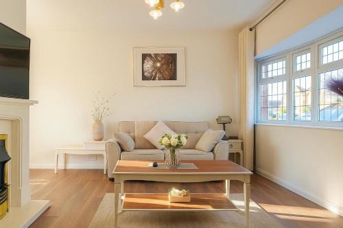 Coventry Villa | Happy Day 温馨小居-Walk to Warwick Uni & Cannon Park in Coventry that offers free parking