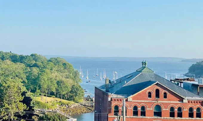 Camden Cottage | Harbor View from Every Room & Balcony 2 min from beach