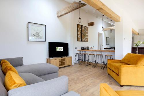 Ashby-de-la-Zouch House | Hastings Retreat Rural barn conversions with Private Lake