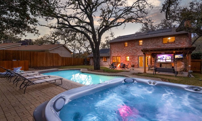 Wetmore House | Heated Pool~HotTub~Huge Game Room~Fire Pit~Big Backyard~Alamo City Retreat