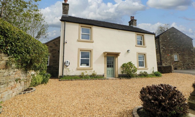 Longnor Cottage | HEATHYLEE, family friendly, with open fire in Longnor