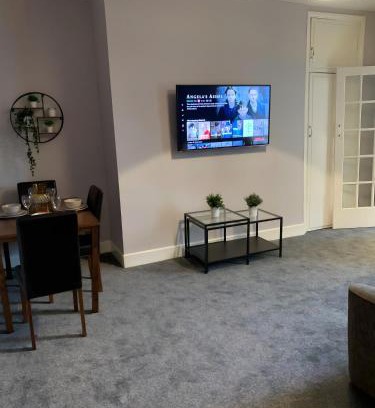Heaton Apartment | Heaton-Beautiful 3 Double Bedrooms Sleeps 6 Free Parking and Wifi