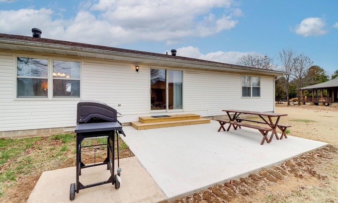 Henderson House | Henderson Home w/Patio: 1 Mi to Norfork Lake