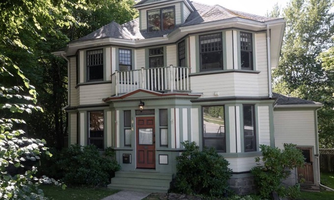 Nelson House | Heritage Home: fully licensed