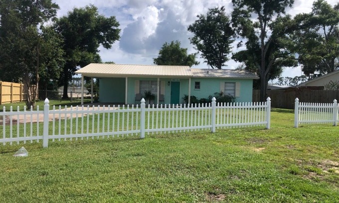 Pretty Bayou House | Heron Cottage - Private & Quaint
