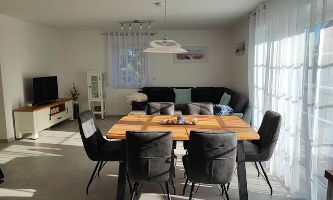 Hilgenriedersiel House | High-quality 100sqm vacation home for 6 people with fireplace and garden directly on the dike