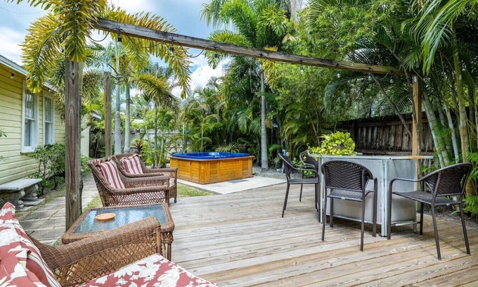 Largo Cottage | Hidden Oasis #1, just a few minutes to the beaches