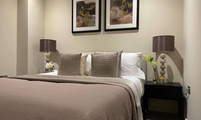 Chigwell Apartment | High End 1 BR Apt, 2 Beds Desirable Chigwell