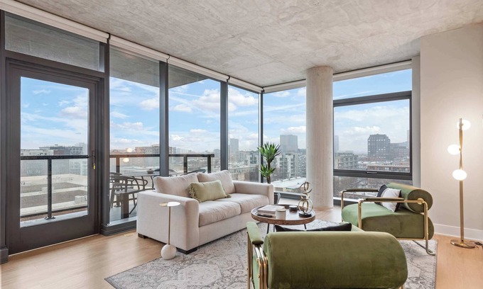 West Loop Apartment | High-End West Loop 2BR + City Views & Walkability