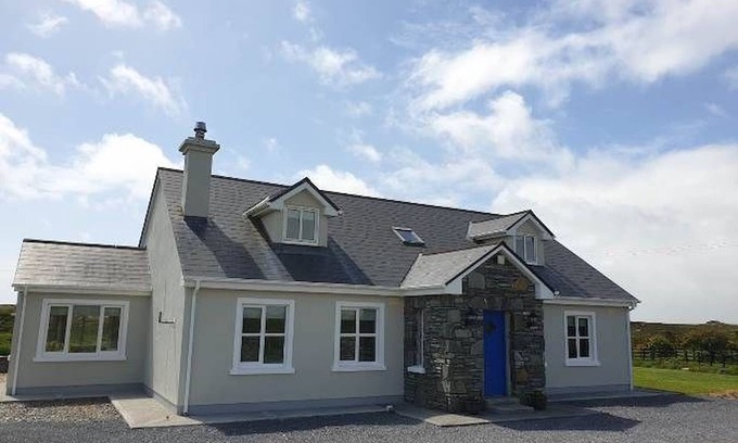 Clifden Ski Chalet | Hillside House Set in a quiet & idyllic spot along the famous Bog Road