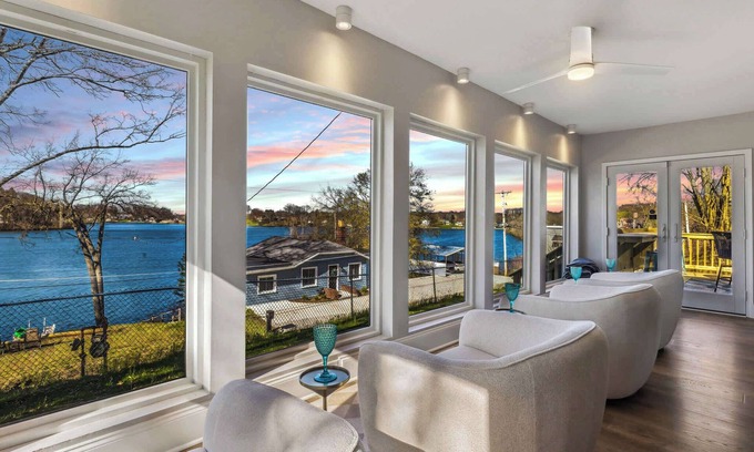 Portage Lakes House | Hilltop Lakehouse - Free Kayaks, Deck, PLX