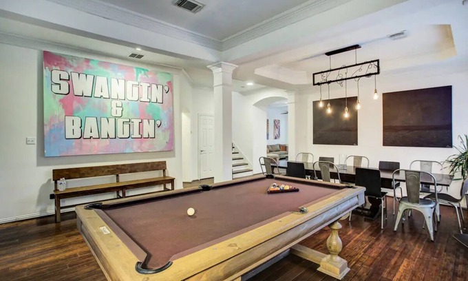 South Central Houston House | Hip Bachelor-ette Pad, Sleeps 18, Packed With Games! 2mi to Downtown Houston!