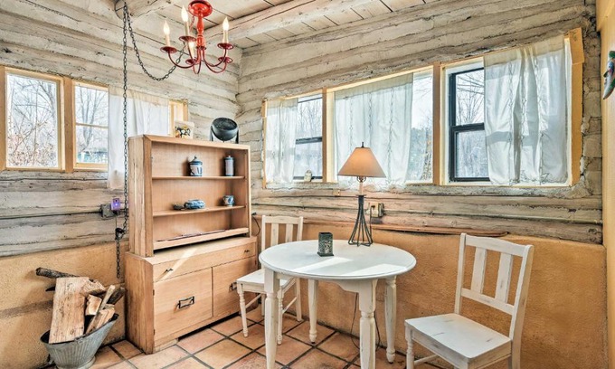 San Cristobal Apartment | Historic + Dog-Friendly Eco Cabin Near Taos!