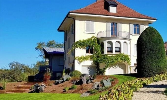 Maiche House | Historic family home with private fenced park (3.5 bedrooms -1 bathroom)