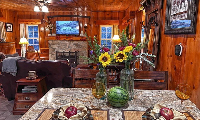 Arrowhead Villas Cabin | Historic Hershey Cabin, Immaculate, Romantic, Just for Two, Immaculate, Air Cond