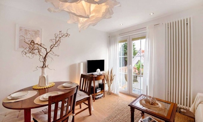 Warnemuende Apartment | Holiday Apartment 'OstseeOase mit Strandkorb am Meer' – with Balcony and Wi-Fi