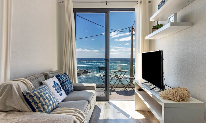 Prazeres House | Holiday Home 'Casa Homem Do Mar' with Sea View, Balcony and Wi-Fi