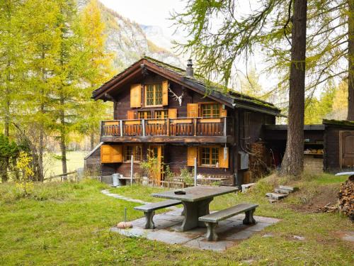 Taesch House | Holiday Home Lätthaus Rot by Interhome