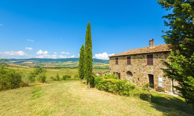 Radicofani House | Holiday Home 'Poggio Muziarelli' with Shared Garden and Wi-Fi