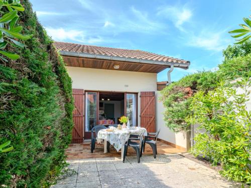 Mimizan-Plage House | Holiday Home Sicard-5 by Interhome