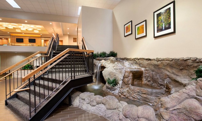 Sumner Hotel | Holiday Inn Airport - Portland by IHG