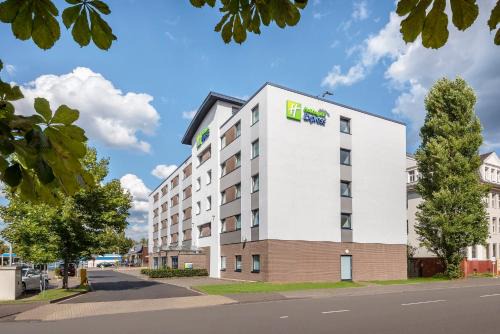 Muelheim Hotel | Holiday Inn Express Cologne Muelheim by IHG