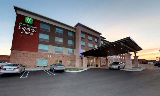 Livonia Hotel | Holiday Inn Express & Suites - Detroit Northwest - Livonia by IHG
