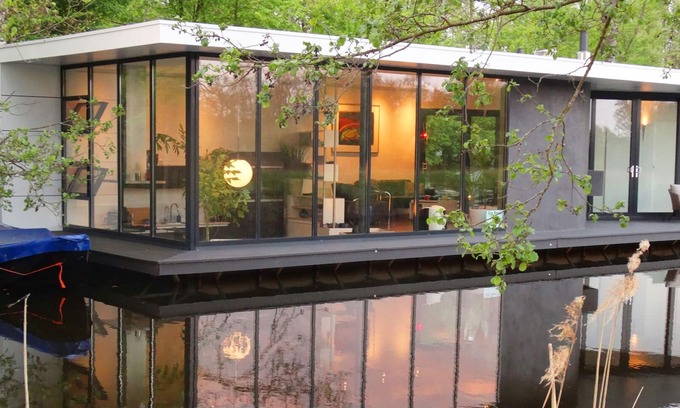 Giethoorn Boat Rental | Holiday Water Villa Intermezzo Near To Giethoorn And Is To rent.