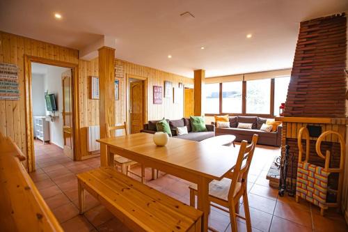 Pradollano Apartment | Holidays. Rosebud. 3 dormitorios & parking. 8 personas