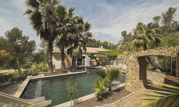 Aubagne Villa | Homerez - Elegant Villa with Pool in Aubagne - Jacuzzi Included
