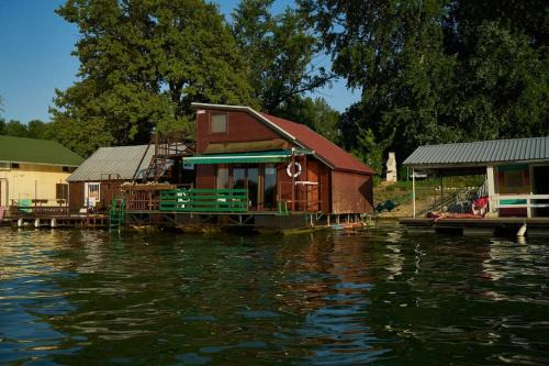 Cukarica Boat Rental | Homey house boat, great location