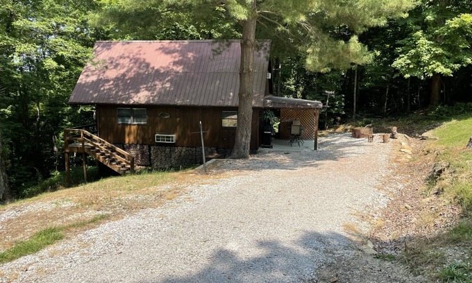 Farmers Cabin | Honeymoon and relax near Cave Run Lake at the Musky Hideaway Cabin